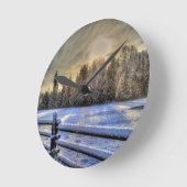 雪の冬の牧草地での日の出 ラウンド壁時計 (傾斜)