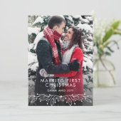 雪の冬の結婚した初めてのクリスマスホリデーフォト シーズンカード (スタンド正面)