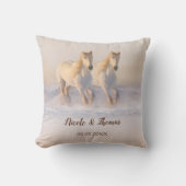 雪の冬の結婚式枕に白い馬 クッション (正面)