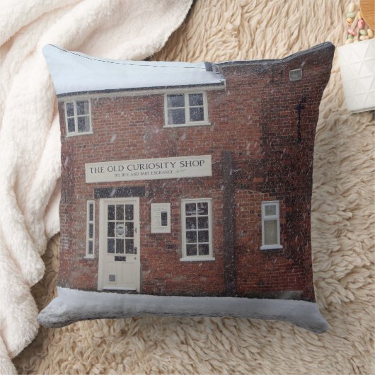 雪の古い好奇心ショップのセピア写真 クッション (ブランケット)