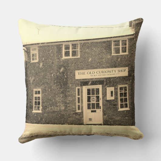 雪の古い好奇心ショップのセピア写真 クッション (裏面)