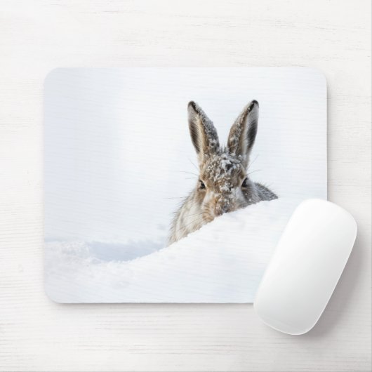 雪の吹きだまりから顔を出すウサギ マウスパッド (マウス)