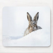 雪の吹きだまりから顔を出すウサギ マウスパッド (正面)