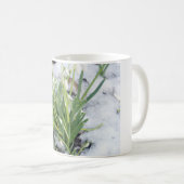 雪の塊の中の雪の滴 コーヒーマグカップ (正面右)