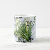 雪の塊の中の雪の滴 コーヒーマグカップ (中央)