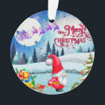 雪の多いクリスマス格言とサンタのそりのプレゼント オーナメント<br><div class="desc">魅惑的な「雪のクリスマス格言とサンタズスリー」デザインでは、星々で飾られた深いの青い空の下にお洒落、冬のタブローが展開されきらめくている。雪に覆われた木々の真ん中に立つフェスティバルの格言が赤い帽子をかぶった雪の風景の上に柔らかな光を放つ、輝く満月。サンタのそりはトナカイとラデンに美しい威厳のある贈り物で引っ張られ包まれた、中央のステージを取り、休日の喜びの魔法をキャプチャする。穏やかな雪の夜を背景に設定されたこの心温まるシーンは、詳細と天的な雰囲気でクリスマスの精神を魅力的想起させる。皆さんにお目出とうの聖降誕祭と新年のお目出度う喜びをお祈り申し上げます。</div>