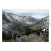 雪の多いシエラネバダ山脈をドライブする (正面横)