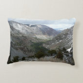 雪の多いシエラネバダ山脈をドライブする アクセントクッション (裏面)