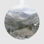 雪の多いシエラネバダ山脈をドライブする オーナメント (正面)