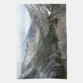 雪の多いシエラネバダ山脈をドライブする キッチンタオル (縦)