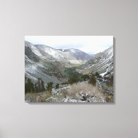 雪の多いシエラネバダ山脈をドライブする キャンバスプリント (正面)