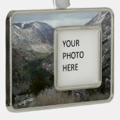 雪の多いシエラネバダ山脈をドライブする シルバープレートフレームオーナメント (右)