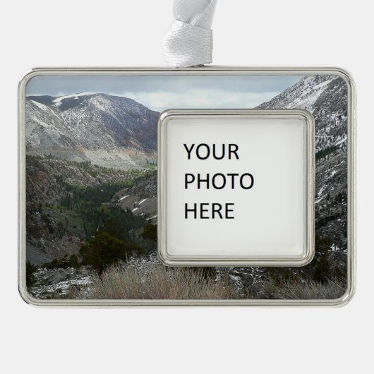 雪の多いシエラネバダ山脈をドライブする シルバープレートフレームオーナメント (正面)