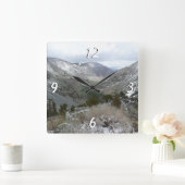 雪の多いシエラネバダ山脈をドライブする スクエア壁時計 (ホーム)