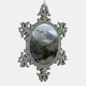 雪の多いシエラネバダ山脈をドライブする スノーフレークピューターオーナメント (左)