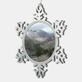 雪の多いシエラネバダ山脈をドライブする スノーフレークピューターオーナメント (右)