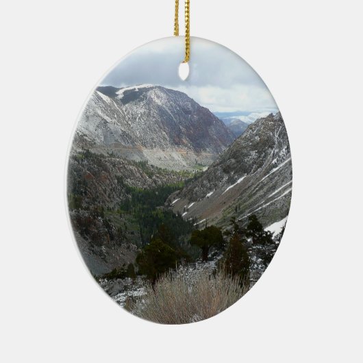 雪の多いシエラネバダ山脈をドライブする セラミックオーナメント (右)