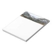 雪の多いシエラネバダ山脈をドライブする ノートパッド (回転)