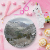 雪の多いシエラネバダ山脈をドライブする ペーパープレート (パーティー)