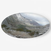 雪の多いシエラネバダ山脈をドライブする ペーパープレート (アングル)