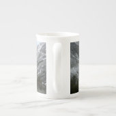 雪の多いシエラネバダ山脈をドライブする ボーンチャイナマグカップ (裏面)