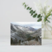 雪の多いシエラネバダ山脈をドライブする ポストカード (スタンド正面)