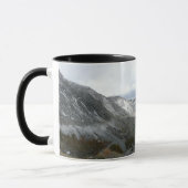 雪の多いシエラネバダ山脈をドライブする マグカップ (左)