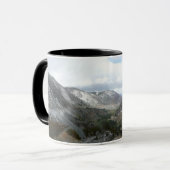 雪の多いシエラネバダ山脈をドライブする マグカップ (正面左)