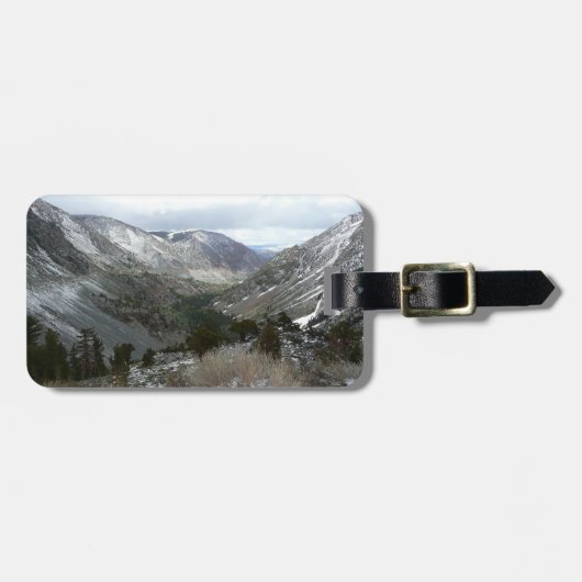 雪の多いシエラネバダ山脈をドライブする ラゲッジタグ (正面横)