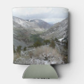 雪の多いシエラネバダ山脈をドライブする 缶クーラー (裏面)