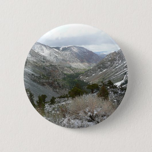雪の多いシエラネバダ山脈をドライブする 缶バッジ (正面)