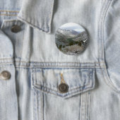 雪の多いシエラネバダ山脈をドライブする 缶バッジ (インサイチュ)