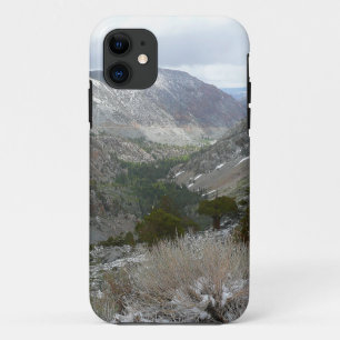 雪の多いシエラネバダ山脈をドライブする iPhone 11 ケース