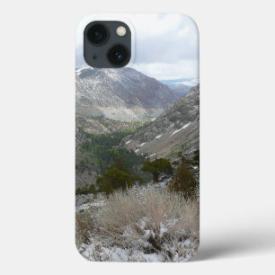 雪の多いシエラネバダ山脈をドライブする iPhone 13ケース