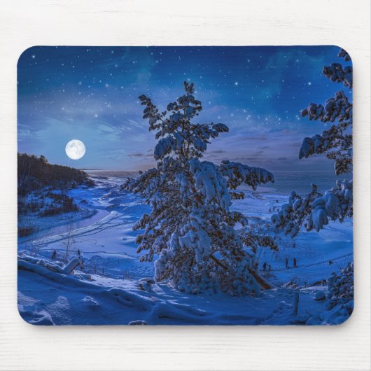 雪の多いバルト海の海岸とモミの木が夜に マウスパッド (正面)