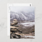 雪の多いヒマラヤ山脈の石のマーカー杭 ポストカード (正面/裏面)