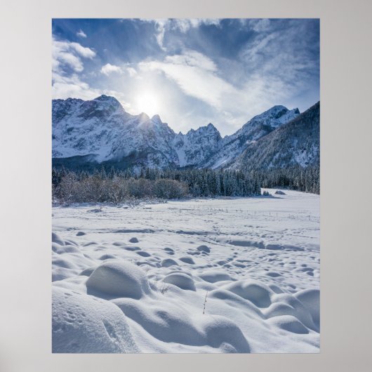 雪の多いフシネ湖で晴れ凍っていた冬の日 ポスター (正面)