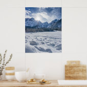 雪の多いフシネ湖で晴れ凍っていた冬の日 ポスター (キッチン)