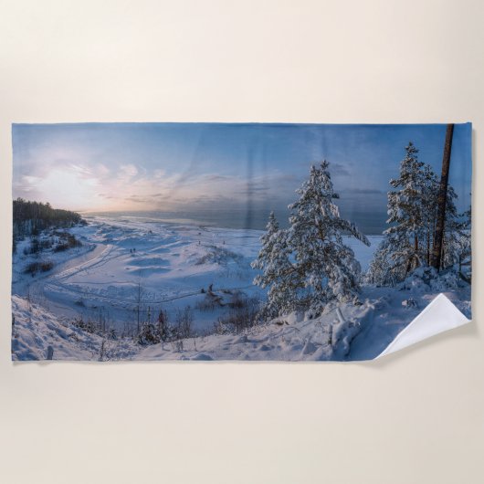 雪の多い冬のバルト海沿岸 ビーチタオル (正面)