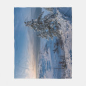 雪の多い冬のバルト海沿岸 フリースブランケット (正面)