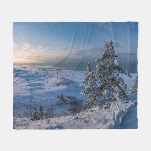 雪の多い冬のバルト海沿岸 フリースブランケット (正面(横))