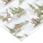 雪の多い冬のログキャビン |ウッドランド動物 テーブルクロス (アングル)