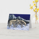 雪の多い冬の山々でイノシシを刈る灰色のオオカミ カード (黄色い花)