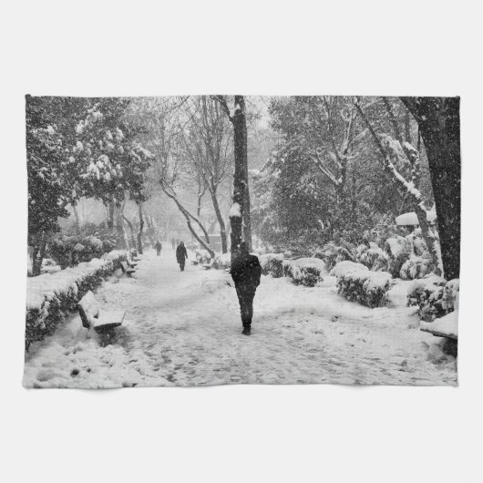 雪の多い冬の日に公園の人々 キッチンタオル (横)