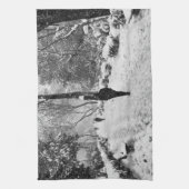 雪の多い冬の日に公園の人々 キッチンタオル (縦)