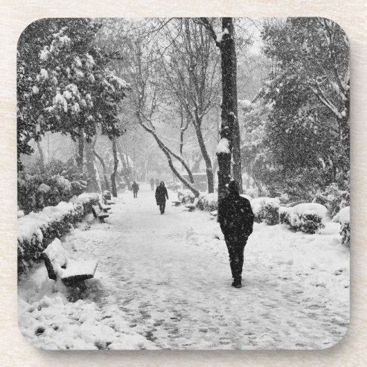 雪の多い冬の日に公園の人々 コースター (正面)