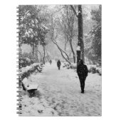 雪の多い冬の日に公園の人々 ノートブック (正面)