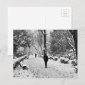 雪の多い冬の日に公園の人々 ポストカード (正面/裏面)