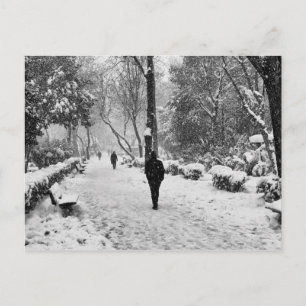雪の多い冬の日に公園の人々 ポストカード