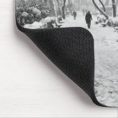 雪の多い冬の日に公園の人々 マウスパッド (コーナー)